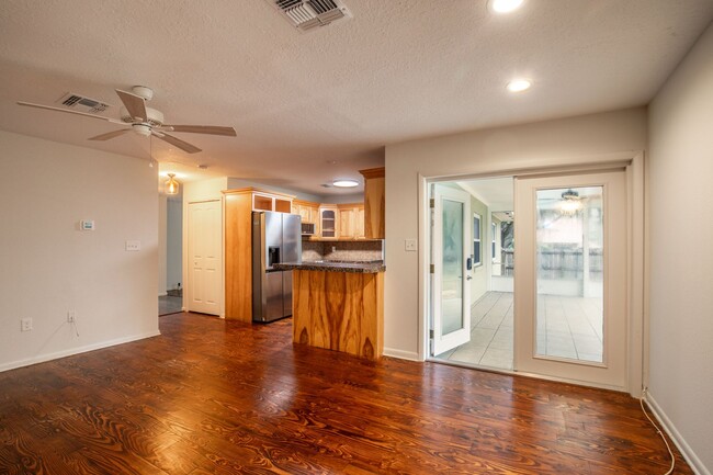 Building Photo - BEAUTIFUL 3 BEDROOMS SINGLE FAMILY HOME LO...