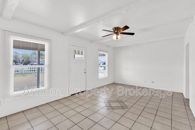 Building Photo - 119 W 9th Pl