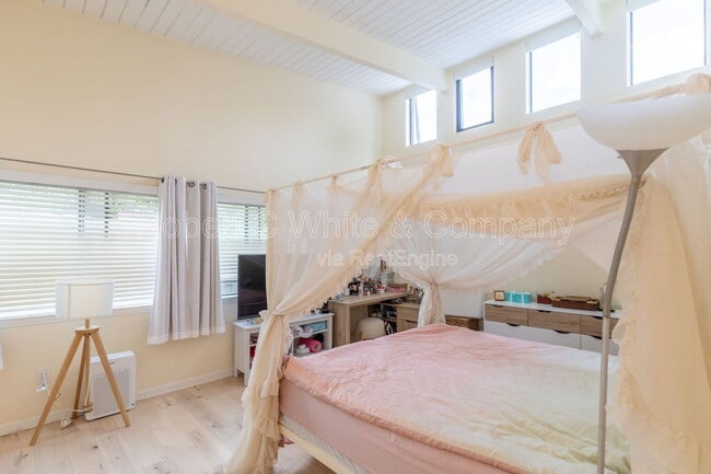 Building Photo - 102 Ledgebrook Dr