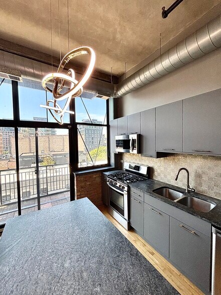 Building Photo - 817 W Washington Blvd