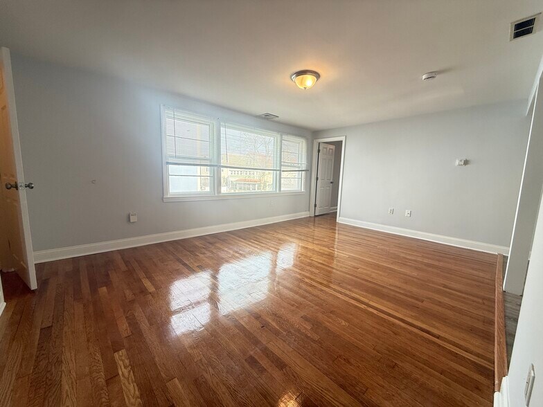 Building Photo - 43 May St