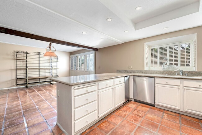 Building Photo - 369 Avenida Granada St