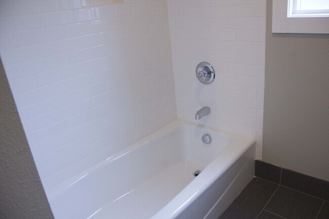 Building Photo - 2bed/2bath, W/D in unit, garage, and all d...