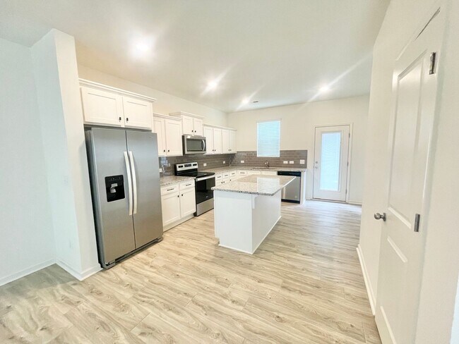 Building Photo - Charming 3-Bedroom End Unit Townhome Near Jack Alexander Blvd - MOVE IN SPECIAL