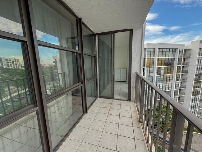 Building Photo - 800 Parkview Dr