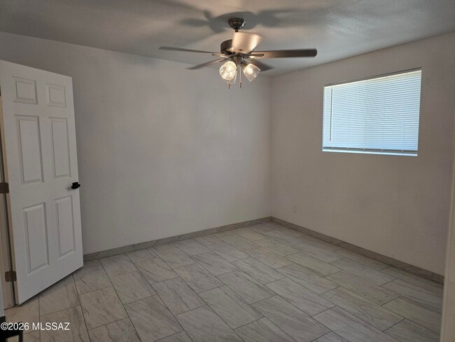 Building Photo - 511 N Iroquois Ave