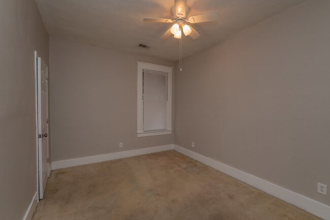 Building Photo - 4 bed/2 bath single-family home for lease ...