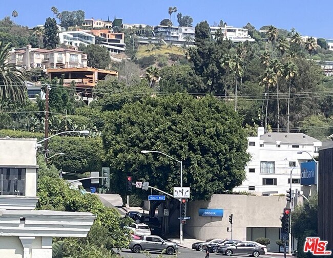 Building Photo - 999 N Doheny Dr