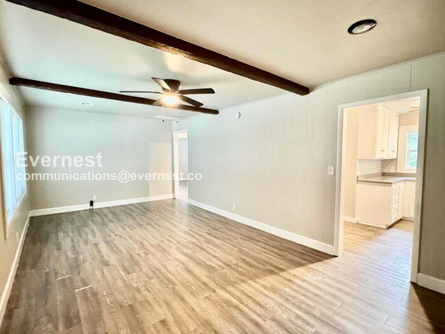 Building Photo - 3 Bed/1 Bath Home with Fenced Yard & Garage / Pet-Friendly / Coming Soon!