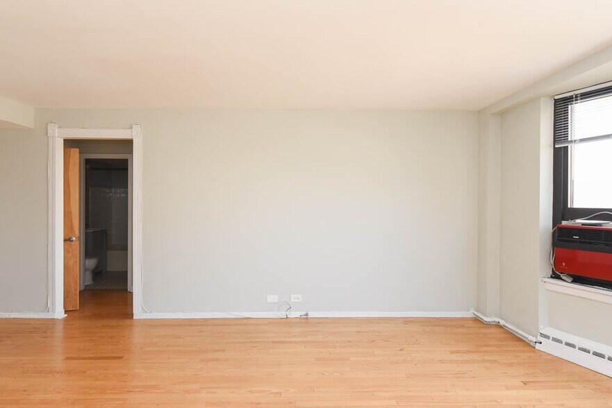 Building Photo - 428 W Wellington Ave