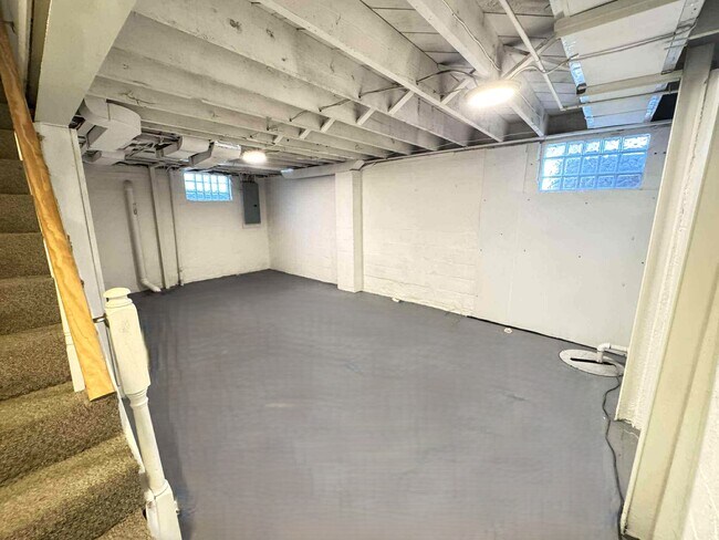 Building Photo - 400 E 65th St