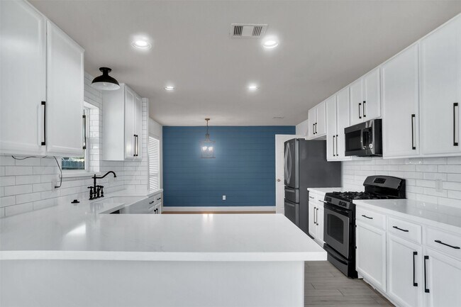 Building Photo - 15807 Little Miss Creek Dr