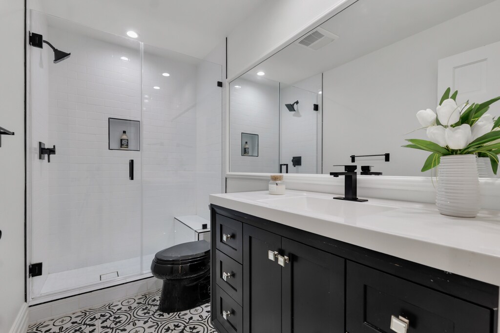 Building Photo - 5952 Woodland View Dr