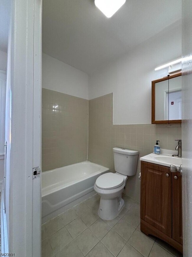 Building Photo - 24 Llewellyn Ave