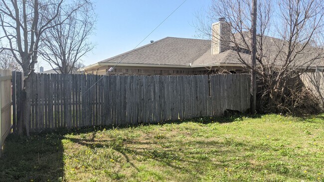 Building Photo - Cute duplex unit in NRH