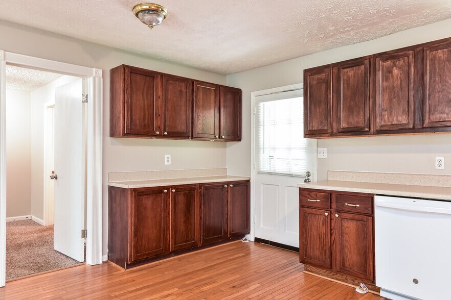Building Photo - 160 Swan Lake Dr
