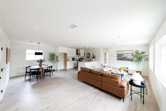 Building Photo - 5731 Wellington Dr