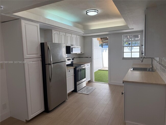 Building Photo - 1425 NE 56th St