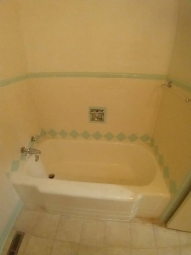 Building Photo - Charming 3 bed, 2 bath, 2 car garage in we...