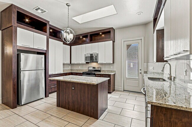 Building Photo - 3203 Red Orchard Dr