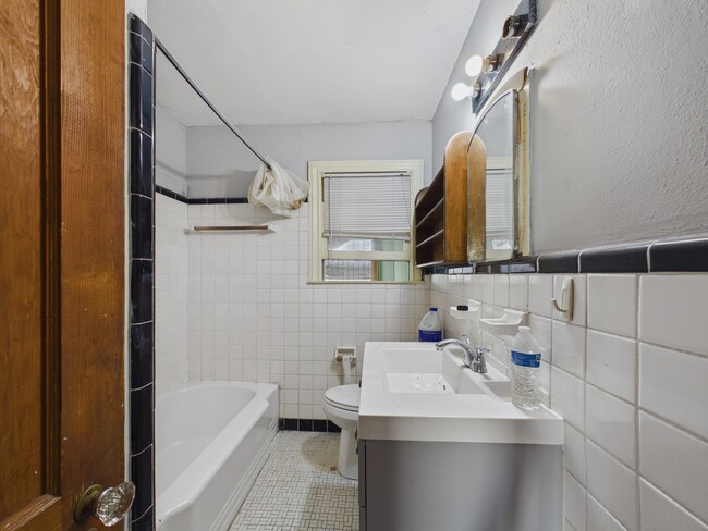 Building Photo - 1334 W 21st St