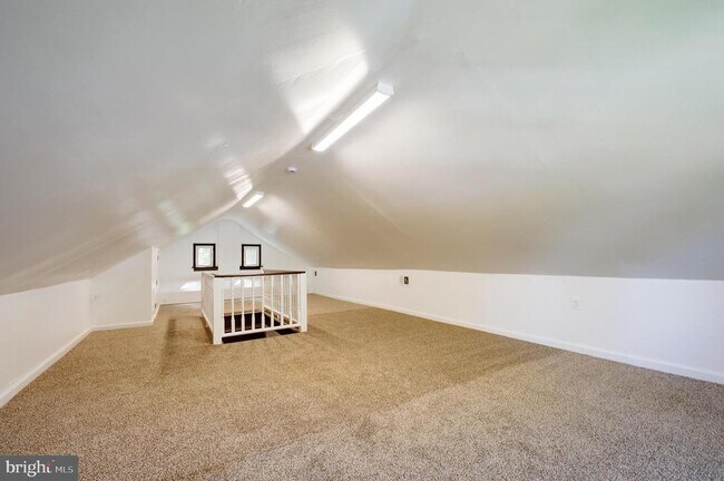 Building Photo - 4851 Crescent St