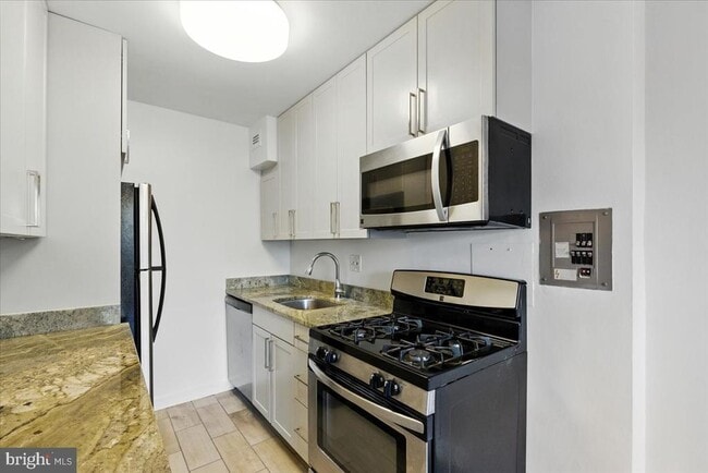 Building Photo - 1300 S Arlington Ridge Rd