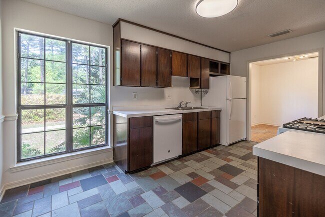 Building Photo - 3-Bedroom, 2-Bath with Den in Spanish Fort Estates