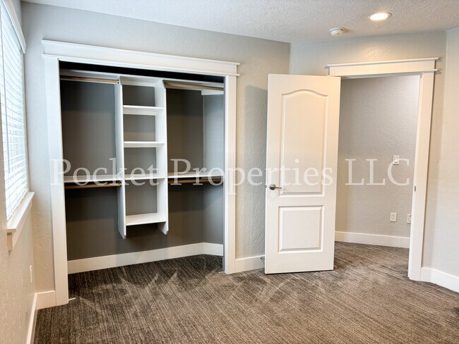 Building Photo - 874 E Forest Ridge Ct