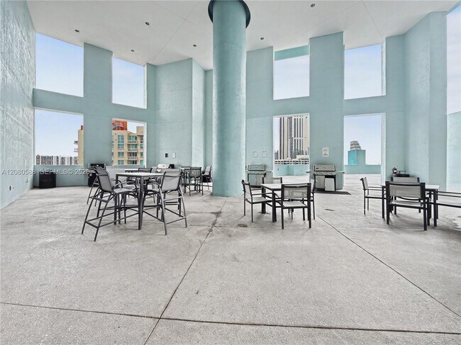Building Photo - 1900 N Bayshore Dr
