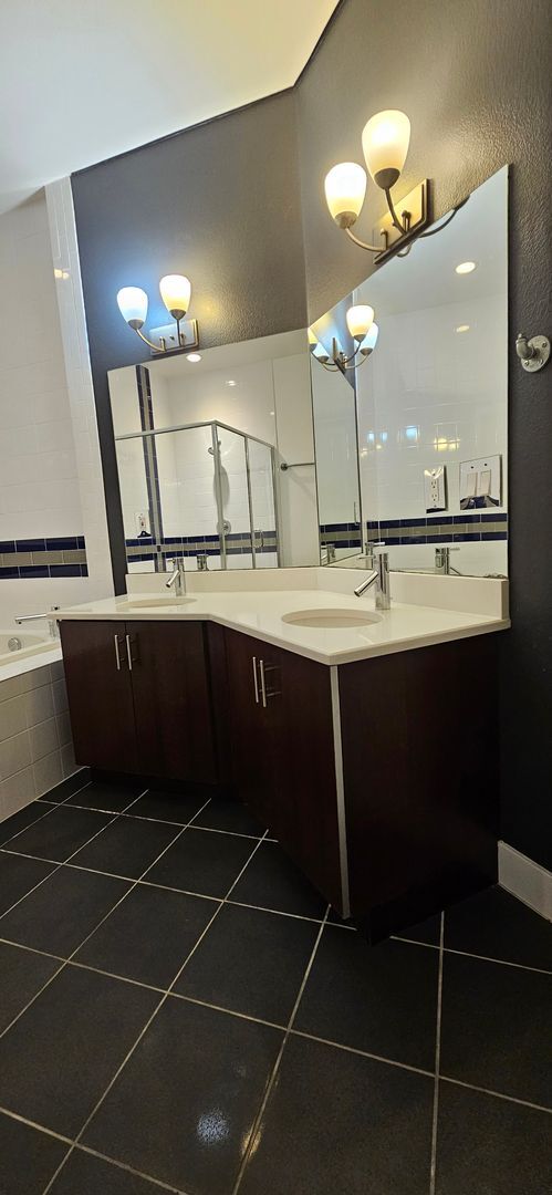 Building Photo - Congress Park High Rise Living! Huge Main Floor 2 Bed 2 Bath