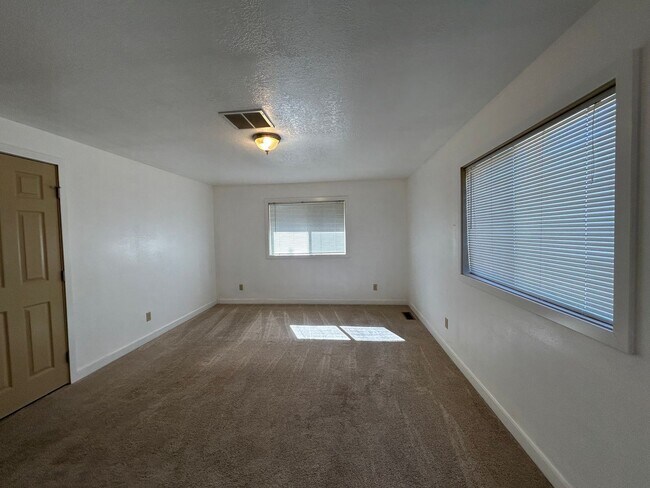 Building Photo - 4 Bedroom / 2 Bathroom Home in SW Redmond