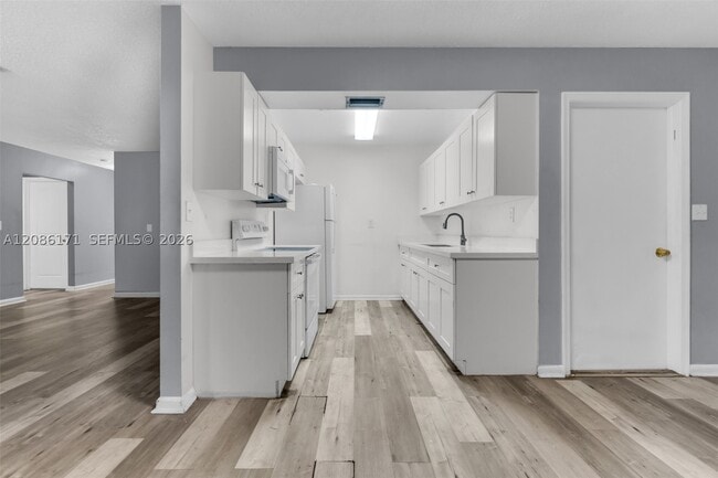 Building Photo - 608 SW 76th Terrace