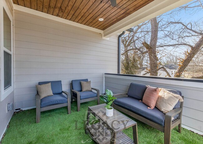 Building Photo - 2027 Rosemary Ln