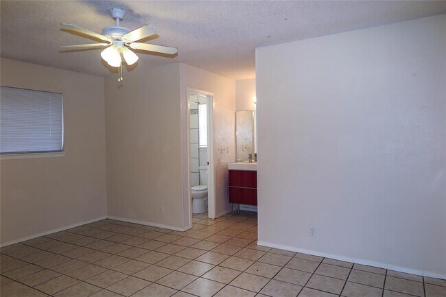 Building Photo - 308 Golden Oaks Dr