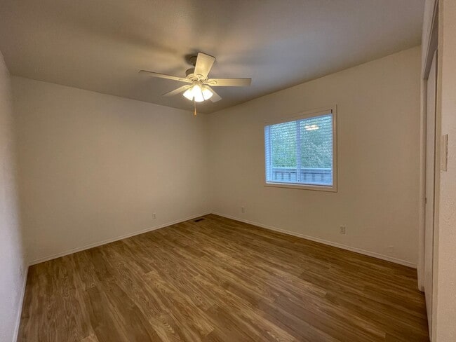 Building Photo - Charming and Updated 1913's Home! Woodstoc...