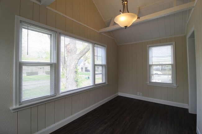 Building Photo - 2 Bedroom 1 Bath Home In Fairway