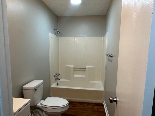 Building Photo - MOVE IN SPECIAL: $500 OFF 1ST MONTH'S RENT!**