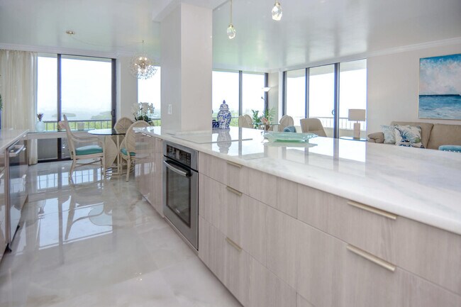 Building Photo - 5540 N Ocean Dr