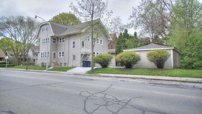 Building Photo - 2865 N Frederick Ave