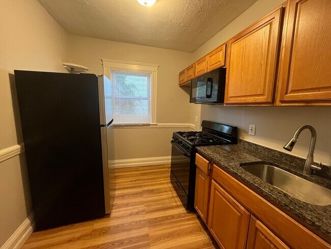 Primary Photo - 44 Estes St