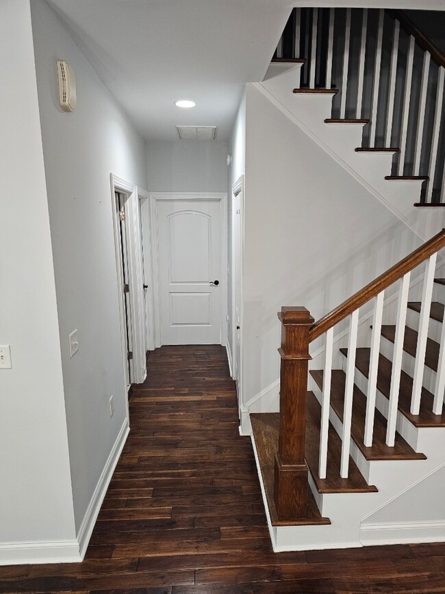 Building Photo - 1046 Grandset Dr