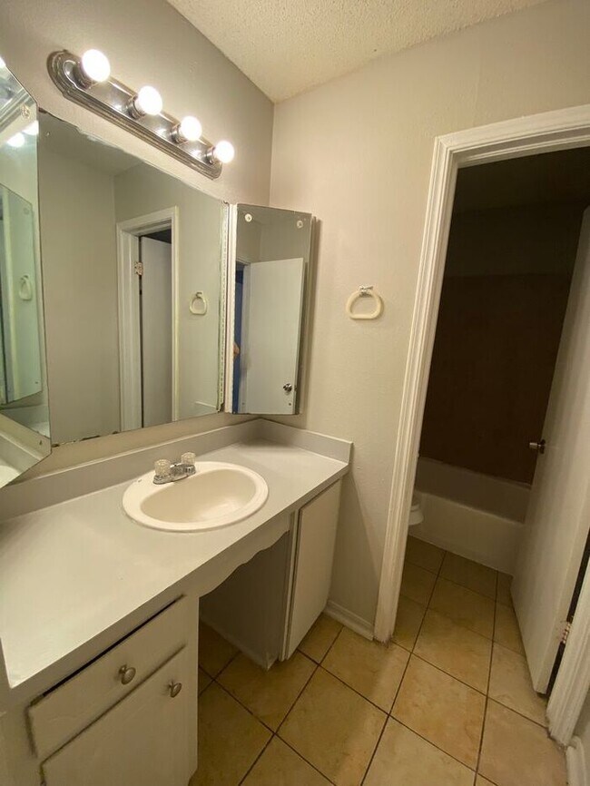 Building Photo - 2 Bedroom 1.5 Bath Apt at the Monterey Squ...