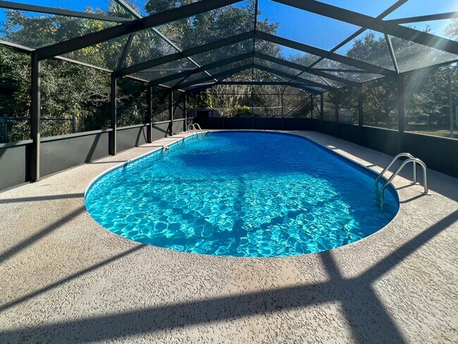 Building Photo - Pet Friendly 5BR/3BA Pool home in Northwoo...