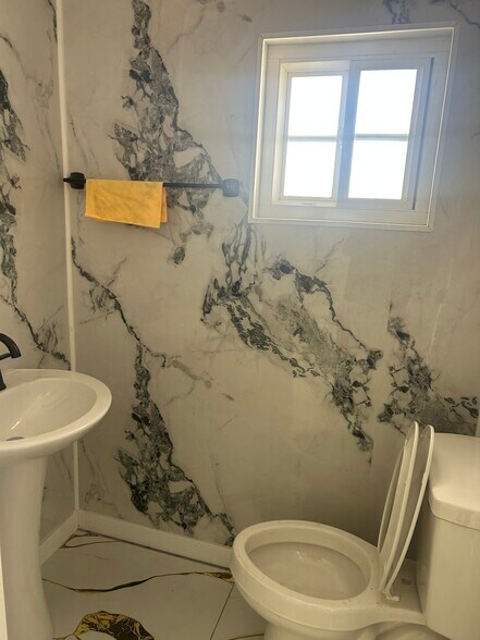 Building Photo - 6537 Valjean Ave