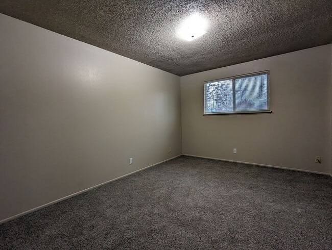 Building Photo - Great 2-Story, 2-Bedroom, 1.5-Bath Duplex In Springfield!