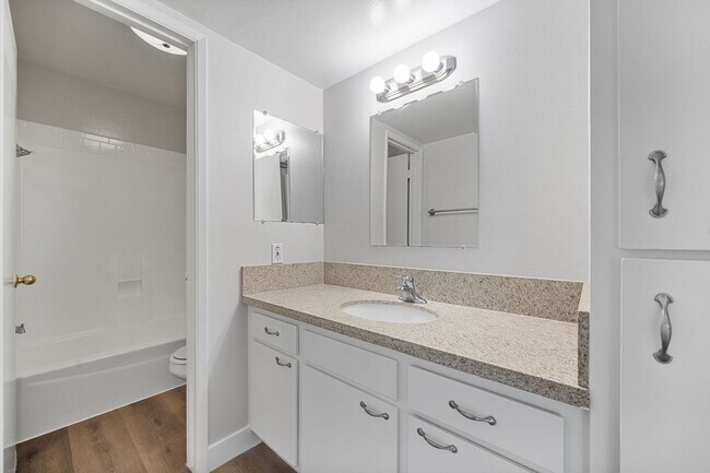 Building Photo - 1 Bedroom 1 Bath Apartment Close to South ...