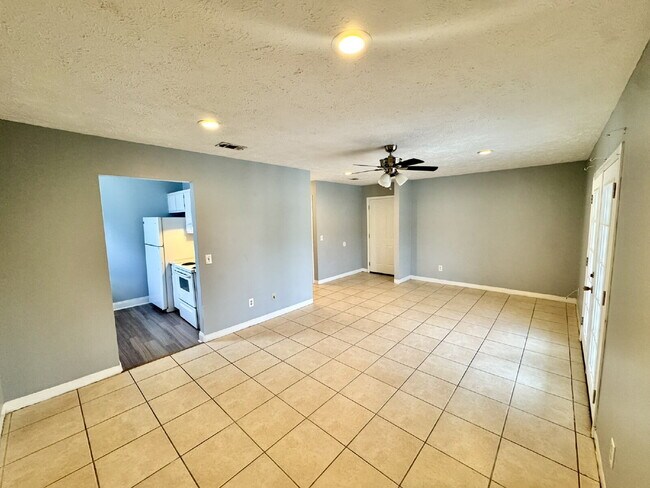 Building Photo - 2nd Floor - 2 Bedroom, 1 Bath in St. Andrews Area