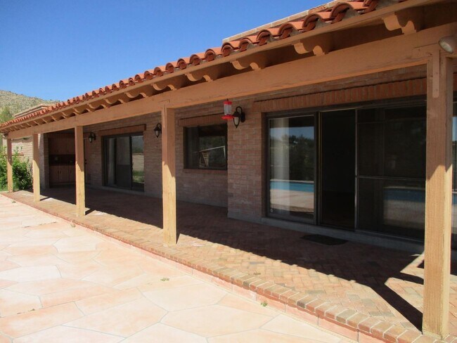 Building Photo - 4 bedroom 2.5 Bath