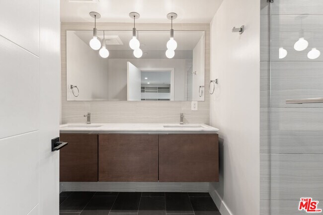 Building Photo - 807 N Detroit St